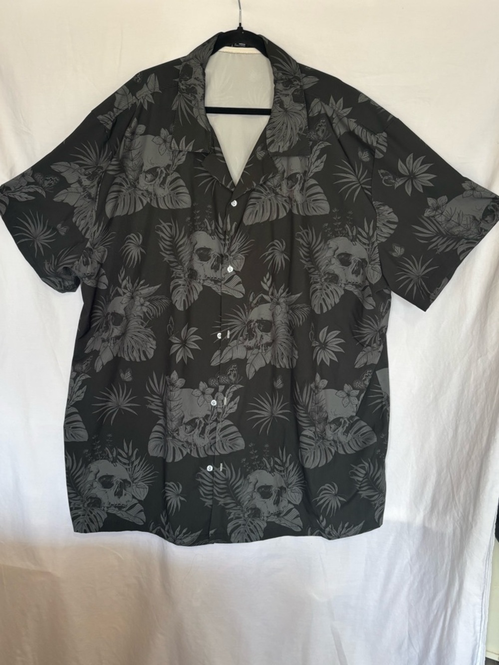 Big and tall Men's Black Short-Sleeve Button-Down Shirt with Gray Skull Print